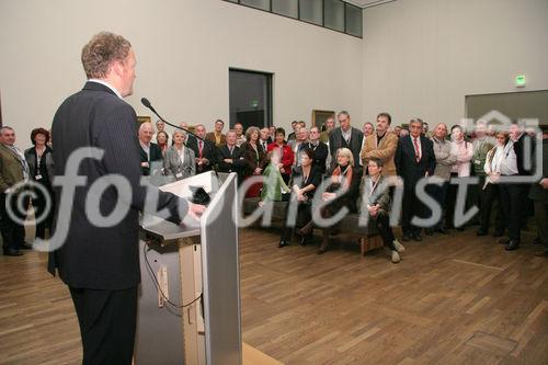 Zahlreich erschienen Prominenz und VIPs zum traditionellen WIHAST-Treffen, zu welchem Mag. Peter Weinhäupl, GF des Leopoldmuseums lud. Bild: Mag. Peter Weinhäupl (GF des Leopoldmuseums im MQ) und Gäste. Fotografin: Anna Rauchenberger