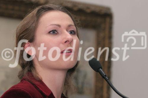 Zahlreich erschienen Prominenz und VIPs zum traditionellen WIHAST-Treffen, zu welchem Mag. Peter Weinhäupl, GF des Leopoldmuseums lud. Bild: KunstexpertInnen führten durch die Ausstellung. Fotografin: Anna Rauchenberger