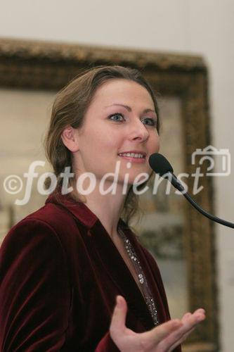 Zahlreich erschienen Prominenz und VIPs zum traditionellen WIHAST-Treffen, zu welchem Mag. Peter Weinhäupl, GF des Leopoldmuseums lud. Bild: KunstexpertInnen führten durch die Ausstellung. Fotografin: Anna Rauchenberger