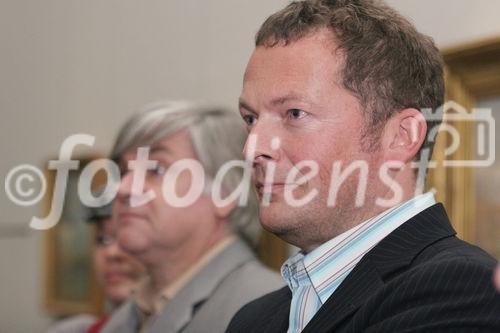 Zahlreich erschienen Prominenz und VIPs zum traditionellen WIHAST-Treffen, zu welchem Mag. Peter Weinhäupl, GF des Leopoldmuseums lud. Bild: Mag. Peter Weinhäupl (GF des Leopoldmuseums im MQ ganz rechts) und Gäste. Fotografin: Anna Rauchenberger