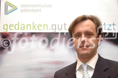 Mag. Christian Hopp (Österreichische Forschungsförderungsgesellschaft-FFG);
Innovationen brauchen entsrechenden Rechtsschutz,
um wirtschaftlichen Erfolg zu sichern. Rechtzeitige und umfassende
Information über Patent-, Marken- und Musterschutz bringt Unternehmen
entscheidende Wettbewerbsvorteile und hilft Kosten sparen.
Der Informationstag 