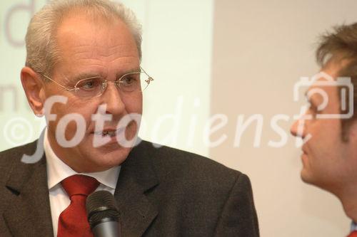 Dr. Friedrich Rödler (Präsident des Österreichischen Patentamtes);Innovationen brauchen entsrechenden Rechtsschutz,
um wirtschaftlichen Erfolg zu sichern. Rechtzeitige und umfassende
Information über Patent-, Marken- und Musterschutz bringt Unternehmen
entscheidende Wettbewerbsvorteile und hilft Kosten sparen.
Der Informationstag 