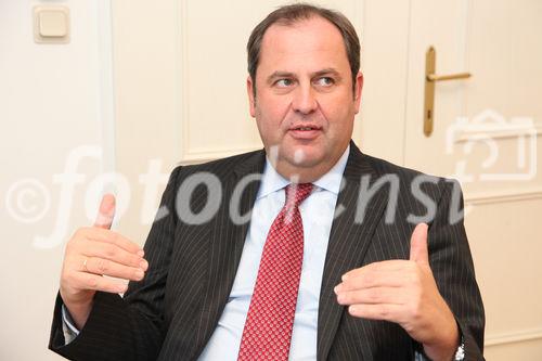 Die Wiener PR-Consulter Temmel, Seywald & Partner feiern am 6. Dezember 2011 ihr 20jähriges Firmenjubiläum. Firmengründer Dr. Franz Temmel besuchte aus diesem Anlass mit einem pressetext.tv-Videoteam ehemalige und aktuelle Kunden aus Politik und Wirtschaft und sprach mit Journalisten und Kollegen über die aktuellen Herausforderungen für PR und Öffentlichkeitsarbeit. Unter den Gratulanten finden sich ehemalige Minister, Vizekanzler, Topjournalisten, Firmenchefs und Medienprofis.