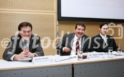 (C) fotodienst/Anna Rauchenberger - Wien, 15.01.2009 - Wie jedes Jahr, so präsentiert sich die Türkei auch heuer vom 15.-18.1.2009 als beliebte Urlaubsdestination auf der Ferienmesse Wien, in deren Rahmen auch eine Türkei-Pressekonferenz stattfand. FOTO v.l.: Serdar Renda (Informationsbüro Türkei), Dr. Tahsin Yilmaz (Türkischer Botschaftsrat in Wien), Mag. Karl Georg Galler (Temmel, Seywald & Partner)