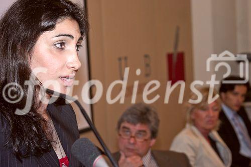 (C) fotodienst/Gudrun Krieger - Wien 09.05.2007  - Pressekonferenz: Der OMV Anschluß: Österreichisches Investement zieht Iran´s Extremist-Regime an. FOTO: links  Ms. Ghazal Omid, Iranische politische Autorin