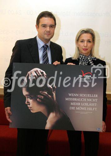 (C) fotodienst/Anna Rauchenberger - Wien 22.11.2006  - Die neue Kampagne von 'die möwe' gegen Kindesmissbrauch soll Betroffenen signalisieren, dass ihr Leid gehört und gesehen wird, und dass es eine Stelle gibt, wo sie Beratung und Betreuung finden. FOTO: Michael Straberger (CEO Publicis), Martina Fasslabend  (Präsidentin 'die möwe') mit dem neuen Plakatsujet.