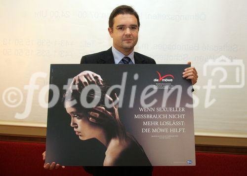 (C) fotodienst/Anna Rauchenberger - Wien 22.11.2006  - Die neue Kampagne von 'die möwe' gegen Kindesmissbrauch soll Betroffenen signalisieren, dass ihr Leid gehört und gesehen wird, und dass es eine Stelle gibt, wo sie Beratung und Betreuung finden. FOTO: Michael Straberger (CEO Publicis).