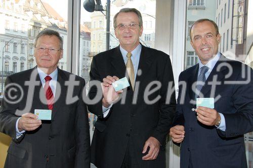 (C) fotodienst/Anna Rauchenberger - Wien 17.10.2006 - Mit der e-card als Bürgerkarte können verschieden Amtswege auf elektronischem Wege bequem von zuhause aus erledigt werden. FOTO v.l.: DKFM. Dr. Erich Pramböck (Generalsekretär des Österreichischen Städtebundes), Dr. Erich Laminger (Verbandsvorsitzender Hauptverband der österr. Sozialversicherungsträger), Herbert Schweiger (GF Microsoft Österreich).