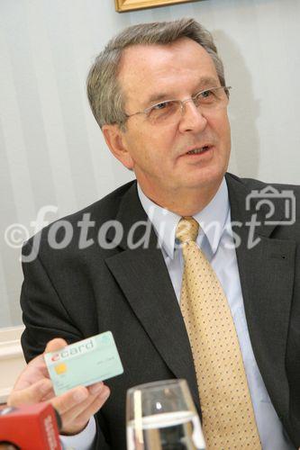 (C) fotodienst/Anna Rauchenberger - Wien 17.10.2006 - Mit der e-card als Bürgerkarte können verschieden Amtswege auf elektronischem Wege bequem von zuhause aus erledigt werden. FOTO: Dr. Erich Laminger (Verbandsvorsitzender Hauptverband der österr. Sozialversicherungsträger).