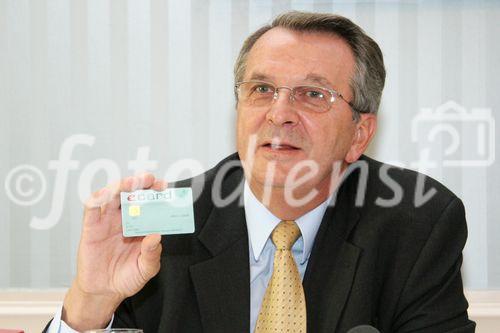 (C) fotodienst/Anna Rauchenberger - Wien 17.10.2006 - Mit der e-card als Bürgerkarte können verschieden Amtswege auf elektronischem Wege bequem von zuhause aus erledigt werden. FOTO: Dr. Erich Laminger (Verbandsvorsitzender Hauptverband der österr. Sozialversicherungsträger).