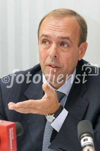 (C) fotodienst/Anna Rauchenberger - Wien 17.10.2006 - Mit der e-card als Bürgerkarte können verschieden Amtswege auf elektronischem Wege bequem von zuhause aus erledigt werden. FOTO: Herbert Schweiger (GF Microsoft Österreich).