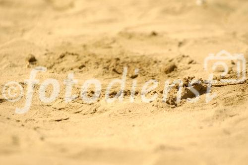 Einladende Kunst - Sandstrände inmitten der City wären ohne die Arbeit der Rohstoff gewinnenden Betriebe undenkbar. Denn Sand, Kies und Schotter finden sich auch in zahlreichen Produkten des Alltags.                             