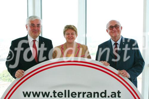 Die Bank Austria Creditanstalt, ERSTE Bank, OMV, Raiffeisen Zentralbank (RZB), Siemens Österreich, voestalpine und Wiener Städtische präsentieren  gemeinsam die Initiative Tellerrand. Bild: Dr. Walter Rothensteiner (RZB-Generaldirektor, links), Mag. Brigitte Ederer (Siemens-Generaldirektorin, mitte), Komm.Rat Dr. Günter Geyer (Generaldirektor der Wiener Städtischen, rechts).