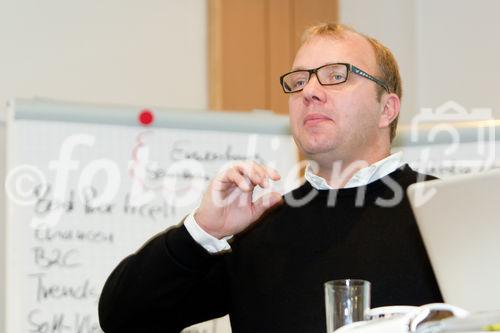  (C) fotodienst.at / Anna Rauchenberger - Wien, am 07.11.2011 - Web 2.0 für Pressearbeit und Unternehmenskommunikation Unternehmenskommunikation besteht nicht allein aus klassischer Pressearbeit und Suchmaschinenoptimierung, auch die boomenden Soziale Netzwerke können eingebunden werden. Nach dem ersten Einstieg geht es um die Formulierung einer professionellen Strategie, und darum, bei der Auswahl und Ressourcenplanung Prioritäten zu setzen. FOTO: Michael Ehlers, Media Coach: