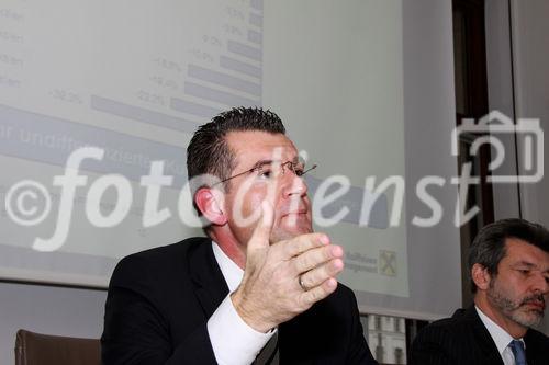 Jahres - Pressekonferenz des Raiffeisen Capital Manegement 1010 Wien, 7.12.2011 (c) Julia Fuchs für Fotodienst, am Bild  Mag. Kurt Kotzegger (CIO Aktien & Asset Allocation),  Dr. Mathias Bauer (Vorsitzender der Geschäftsführung), Mag. Dieter Aigner (Geschäftsführer):