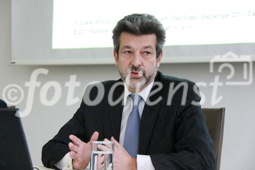 Jahres - Pressekonferenz des Raiffeisen Capital Manegement 1010 Wien, 7.12.2011 (c) Julia Fuchs für Fotodienst, am Bild  Mag. Kurt Kotzegger (CIO Aktien & Asset Allocation),  Dr. Mathias Bauer (Vorsitzender der Geschäftsführung), Mag. Dieter Aigner (Geschäftsführer):