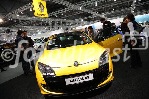  (c) fotodienst/Katharina Schiffl - Wien, am 11.01.2012 - Am Donnerstag, 12. Jänner startet die bedeutendste heimische PKW-Neuheiten- und Leistungsschau, die „Vienna Autoshow“. Vier Tage lang, bis einschließlich Sonntag (15. Jänner), präsentieren 40 Automarken rund 400 Neuwagen in der Messe Wien. Am heutigen Presse- und Händlertag herrscht bereits reges Aufkommen.