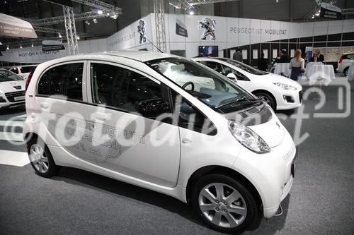  (c) fotodienst/Katharina Schiffl - Wien, am 11.01.2012 - Am Donnerstag, 12. Jänner startet die bedeutendste heimische PKW-Neuheiten- und Leistungsschau, die „Vienna Autoshow“. Vier Tage lang, bis einschließlich Sonntag (15. Jänner), präsentieren 40 Automarken rund 400 Neuwagen in der Messe Wien. Am heutigen Presse- und Händlertag herrscht bereits reges Aufkommen.