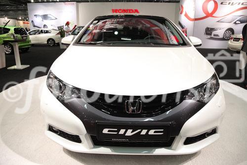  (c) fotodienst/Katharina Schiffl - Wien, am 11.01.2012 - Am Donnerstag, 12. Jänner startet die bedeutendste heimische PKW-Neuheiten- und Leistungsschau, die „Vienna Autoshow“. Vier Tage lang, bis einschließlich Sonntag (15. Jänner), präsentieren 40 Automarken rund 400 Neuwagen in der Messe Wien. Am heutigen Presse- und Händlertag herrscht bereits reges Aufkommen.