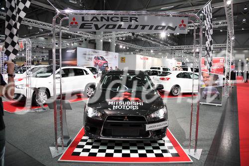  (c) fotodienst/Katharina Schiffl - Wien, am 11.01.2012 - Am Donnerstag, 12. Jänner startet die bedeutendste heimische PKW-Neuheiten- und Leistungsschau, die „Vienna Autoshow“. Vier Tage lang, bis einschließlich Sonntag (15. Jänner), präsentieren 40 Automarken rund 400 Neuwagen in der Messe Wien. Am heutigen Presse- und Händlertag herrscht bereits reges Aufkommen.