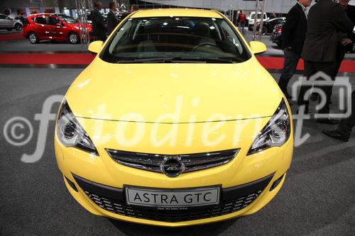  (c) fotodienst/Katharina Schiffl - Wien, am 11.01.2012 - Am Donnerstag, 12. Jänner startet die bedeutendste heimische PKW-Neuheiten- und Leistungsschau, die „Vienna Autoshow“. Vier Tage lang, bis einschließlich Sonntag (15. Jänner), präsentieren 40 Automarken rund 400 Neuwagen in der Messe Wien. Am heutigen Presse- und Händlertag herrscht bereits reges Aufkommen.