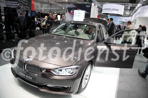  (c) fotodienst/Katharina Schiffl - Wien, am 11.01.2012 - Am Donnerstag, 12. Jänner startet die bedeutendste heimische PKW-Neuheiten- und Leistungsschau, die „Vienna Autoshow“. Vier Tage lang, bis einschließlich Sonntag (15. Jänner), präsentieren 40 Automarken rund 400 Neuwagen in der Messe Wien. Am heutigen Presse- und Händlertag herrscht bereits reges Aufkommen.