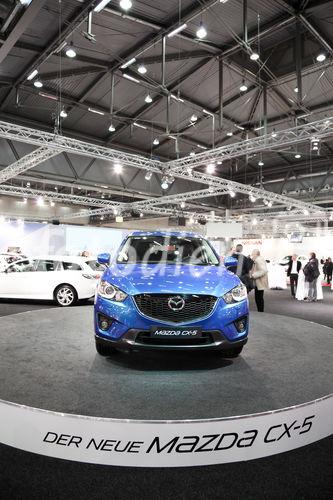  (c) fotodienst/Katharina Schiffl - Wien, am 11.01.2012 - Am Donnerstag, 12. Jänner startet die bedeutendste heimische PKW-Neuheiten- und Leistungsschau, die „Vienna Autoshow“. Vier Tage lang, bis einschließlich Sonntag (15. Jänner), präsentieren 40 Automarken rund 400 Neuwagen in der Messe Wien. Am heutigen Presse- und Händlertag herrscht bereits reges Aufkommen.