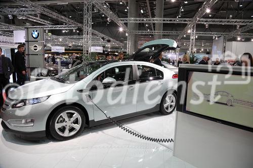  (c) fotodienst/Katharina Schiffl - Wien, am 11.01.2012 - Am Donnerstag, 12. Jänner startet die bedeutendste heimische PKW-Neuheiten- und Leistungsschau, die „Vienna Autoshow“. Vier Tage lang, bis einschließlich Sonntag (15. Jänner), präsentieren 40 Automarken rund 400 Neuwagen in der Messe Wien. Am heutigen Presse- und Händlertag herrscht bereits reges Aufkommen.