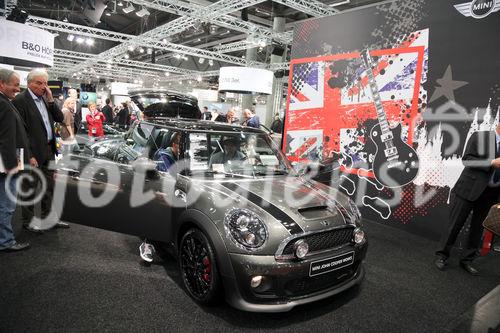  (c) fotodienst/Katharina Schiffl - Wien, am 11.01.2012 - Am Donnerstag, 12. Jänner startet die bedeutendste heimische PKW-Neuheiten- und Leistungsschau, die „Vienna Autoshow“. Vier Tage lang, bis einschließlich Sonntag (15. Jänner), präsentieren 40 Automarken rund 400 Neuwagen in der Messe Wien. Am heutigen Presse- und Händlertag herrscht bereits reges Aufkommen.