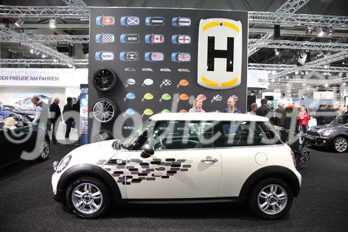  (c) fotodienst/Katharina Schiffl - Wien, am 11.01.2012 - Am Donnerstag, 12. Jänner startet die bedeutendste heimische PKW-Neuheiten- und Leistungsschau, die „Vienna Autoshow“. Vier Tage lang, bis einschließlich Sonntag (15. Jänner), präsentieren 40 Automarken rund 400 Neuwagen in der Messe Wien. Am heutigen Presse- und Händlertag herrscht bereits reges Aufkommen.