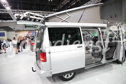  (c) fotodienst/Katharina Schiffl - Wien, am 11.01.2012 - Am Donnerstag, 12. Jänner startet die bedeutendste heimische PKW-Neuheiten- und Leistungsschau, die „Vienna Autoshow“. Vier Tage lang, bis einschließlich Sonntag (15. Jänner), präsentieren 40 Automarken rund 400 Neuwagen in der Messe Wien. Am heutigen Presse- und Händlertag herrscht bereits reges Aufkommen.