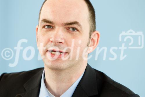  (c) fotodienst/Anna Rauchenberger - Wien, am 09.02.2012 - Auf  Initiative des Zentrums für Zukunftsstudien an der FH Salzburg wurde zeitgleich mit der deutschen Tourismusanalyse auch 2012 ein repräsentativer Querschnitt der österreichischen Bevölkerung (ab 15 Jahren) interviewt. Insgesamt wurden 1000 Österreicher nach ihren Reiseverhalten 2011 und ihren Reiseabsichten 2012 befragt. Demnach bleibt das beliebteste Urlaubsland der Österreicher Österreich. FOTO FH-Prof. Dr. Ulrich Reinhardt, Stiftung für Zukunftsfragen, Hamburg: