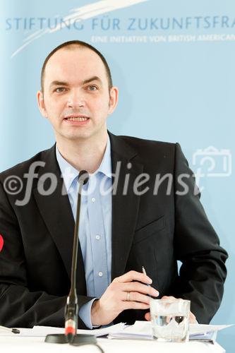  (c) fotodienst/Anna Rauchenberger - Wien, am 09.02.2012 - Auf  Initiative des Zentrums für Zukunftsstudien an der FH Salzburg wurde zeitgleich mit der deutschen Tourismusanalyse auch 2012 ein repräsentativer Querschnitt der österreichischen Bevölkerung (ab 15 Jahren) interviewt. Insgesamt wurden 1000 Österreicher nach ihren Reiseverhalten 2011 und ihren Reiseabsichten 2012 befragt. Demnach bleibt das beliebteste Urlaubsland der Österreicher Österreich. FOTO FH-Prof. Dr. Ulrich Reinhardt, Stiftung für Zukunftsfragen, Hamburg: