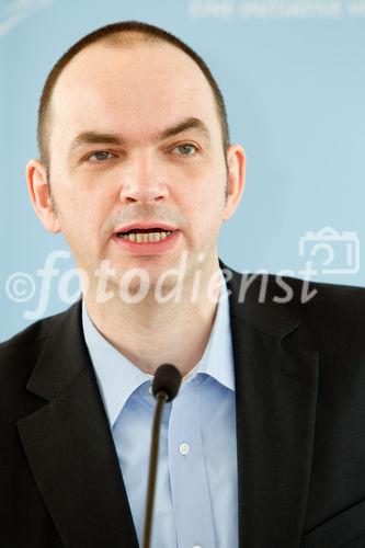  (c) fotodienst/Anna Rauchenberger - Wien, am 09.02.2012 - Auf  Initiative des Zentrums für Zukunftsstudien an der FH Salzburg wurde zeitgleich mit der deutschen Tourismusanalyse auch 2012 ein repräsentativer Querschnitt der österreichischen Bevölkerung (ab 15 Jahren) interviewt. Insgesamt wurden 1000 Österreicher nach ihren Reiseverhalten 2011 und ihren Reiseabsichten 2012 befragt. Demnach bleibt das beliebteste Urlaubsland der Österreicher Österreich. FOTO FH-Prof. Dr. Ulrich Reinhardt, Stiftung für Zukunftsfragen, Hamburg: