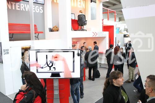 Die Swiss Online Marketing Messe Zürich am 14. und 15. März 2012 ist gegenüber dem Vorjahr kräftig gewachsen. Über 100 Aussteller, eine Verdreifachung der Ausstellungsfläche und ein 30%iges Besucherwachstum stimmt den Veranstalter Spring Messe zufrieden. Auch unter Aussteller und Besuchern gab es durchwegs zufriedene Gesichter. Die Praxisforen ebenso wie die Facebook, Twitter- und Google-Workshops wurden regelrecht gestürmt. Fotos: Franz Pflügl für Fotodienst.