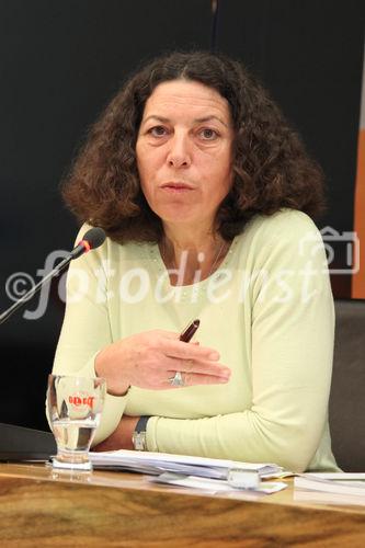  (c) fotodienst/Katharina Schiffl - Wien, am 27.03.2012 - Die Obfrau der asylkoordination Mag. Anny Knapp präsentiert die aktuellen Forderungen, die sich aus den Ergebnisse des Projekts 