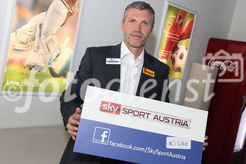  (c) fotodienst/Katharina Schiffl - Wien, am 01.04.2012 - Zu Gast bei „Talk und Tore“ Kapfenberg-Trainer Thomas von Heesen, Admira-Coach Didi Kühbauer und Sky-Experte Markus Schopp, die im Zuge dessen auf den neuen Facebook-Auftritt von Sky Sport Austria hinweisen. FOTO: Kapfenberg-Trainer Thomas von Heesen.: