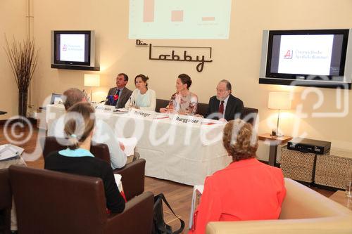  (c) fotodienst/Katharina Schiffl - Wien, am 11.05.2012 - Die Österreichische Apothekerkammer lädt zu einem Pressegespräch über eine neue Seniorenstudie zu Wechselwirkungen und die Einführung der e-Medikation.  FOTO Univ.Prof. Mag. Dr. Eckhard Beubler, ehem. Vorstand am Institut für Experimentelle und Klinische Pharmakologie der Medizinischen Universität Graz; Dr. Sophie Karmasin, Geschäftsführende Gesellschafterin der Karmesin Motivforschung, Moderatorin Mag. Gudrun Reisinger, Pressezuständige der Österreichischen Apothekerkammer; Mag. pharm. Heinrich Burggasser, Präsident der Österreichischen Apothekerkammer.: