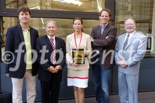Revolution für Taxikunden: taxi.eu bietet neue Europaweite Taxi-App. Im Bild: Michael Weiss, Geschäftsführer FMS/Austrosoft, Martin Hartmann, Taxi 40 100; Sylvia Loibner, Martin Waldbauer, Peter Leopold