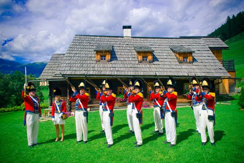 © Fotodienst / Marco Riebler: Mit einem Salutschießen erinnerte die Schützengarde St. Michael im Lungau am Maria Himmelfahrtstag an die Franzosenkriege zwischen 1809 und 1813. Schauplatz war die Napoleonvilla, ein historisches Ferienhaus in Rennweg am Katschberg. Oberkärnten war vor 200 Jahren unter französischer Verwaltung und Teil der 