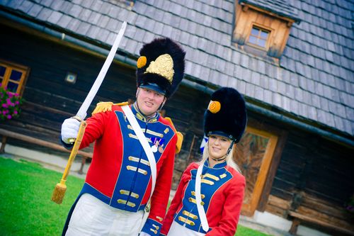 © Fotodienst / Marco Riebler: Mit einem Salutschießen erinnerte die Schützengarde St. Michael im Lungau am Maria Himmelfahrtstag an die Franzosenkriege zwischen 1809 und 1813. Schauplatz war die Napoleonvilla, ein historisches Ferienhaus in Rennweg am Katschberg. Oberkärnten war vor 200 Jahren unter französischer Verwaltung und Teil der 