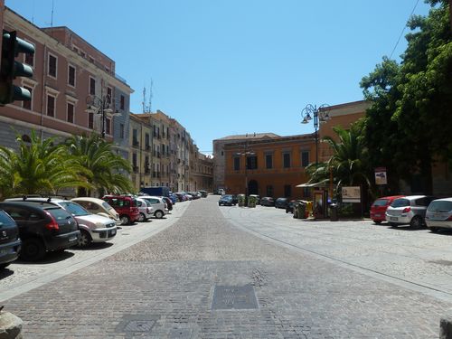 © Fotodienst / Wilfried Seywald. Sardinien ist reich an Bodenschätzen, Kultur- und Naturschätzen. Erst in den letzten Jahrzehnten haben Archäologen die antiken Kulturen der sardischen Völkerschaften ausgegraben, so etwa die Ozieri-Kultur aus der Jungsteinzeit (3.300-2.700 v.Chr.) mit faszinierenden Kultstätten, Felsengräbern und Menhiren, oder auch die Nuraghen-Kultur (1.800-500 v.Chr.), eine hochstehende Zivilisation, die während der Bronzezeit durch den immensen Erzreichtum Sardiniens zu Macht und Wohlstand kam und dies in riesigen Befestigungsanlagen aus Stein und Felsen zum Ausdruck brachte.