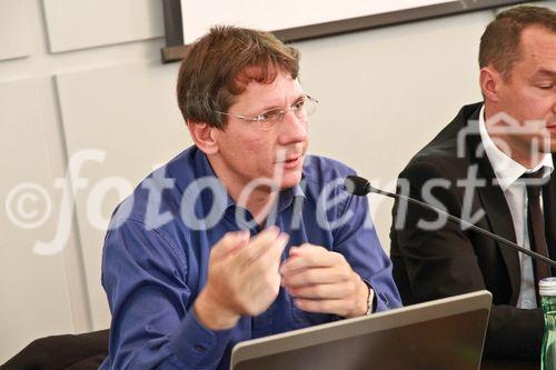 Beschreibung: © fotodienst/Barbara Loschan – Wien, am 17.09.2012 – 3. Piste: Dimensionen einer politischen Entscheidung: Pressekonferenz anlässlich der Erteilung eines positiven Baubescheides durch das Land NÖ für die Parallelpiste 11R/29L am Flughafen Wien im Presseklub Concordia.
DachVerband der unabhängigen Bürgerinitiativen gegen den geplanten Bau der 3. Piste.
FOTO: Dr. Martin Tögel, VIE als Wirtschaftsmotor  versus kollektivierte Folgekosten: