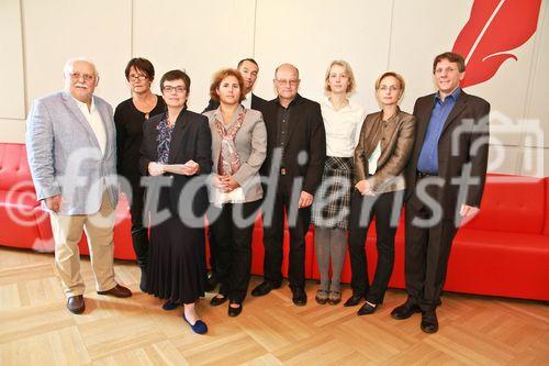 Beschreibung: © fotodienst/Barbara Loschan – Wien, am 17.09.2012 – 3. Piste: Dimensionen einer politischen Entscheidung: Pressekonferenz anlässlich der Erteilung eines positiven Baubescheides durch das Land NÖ für die Parallelpiste 11R/29L am Flughafen Wien im Presseklub Concordia.
DachVerband der unabhängigen Bürgerinitiativen gegen den geplanten Bau der 3. Piste.
FOTO v.l.n.r.: Eduard Issel, Immobilienexperte, Immobilien und Liegenschaftsentwertungen durch die 3. Piste, Dr. Jutta Leth, Zur toxikologischen Bewertung von Triebwerksemissionen und die Auswirkungen des Flughafenausbaus auf die österreichische Klimabilanz; Dr. Madeleine Petrovic, Regional- und Verkehrsentwicklung; Dr. Anna Kreil (MPH), Public Health Aspekte im Zusammenhang mit Fluglärm und den Aufgaben des Staates; RA Dr. Wolfram Proksch, Europäischer Gerichtshof befasst sich mit dem Thema „FLUGLÄRM“ Amtshaftungsverfahren gegen die Republik und das Land NÖ führt zu Verfahren vor dem EuGH, Franz Hittinger, Landwirt, Landenteignung, Microklima und Flächenfraß; RA Dr. Anja Oberkofler, UVP Verfahren 3. Piste – Spezifika und Eigenheiten; RA Dr. Susanne Heger, Vertragsverletzungsverfahren der EU gegen Österreich; Dr. Martin Tögel, VIE als Wirtschaftsmotor  versus kollektivierte Folgekosten;