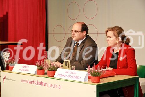 © fotodienst/Barbara Loschan – Wien, am 03.12.2012 – Die Rolle der Europäischen Zentralbank in der europäischen Wirtschaftspolitik: (Wien)  Gertrude Tumpel-Gugerell, ehemaliges Direktoriumsmitglied der Europäischen Zentralbank (EZB), spricht zur aktuellen Entwicklung in der europäischen Wirtschafts- und Währungspolitik. Moderation: Patrick Horvath (WIWIPOL); 
FOTO v.l.n.r.: Patrick Horvath (WIWIPOL); Gertrude Tumpel-Gugerell, ehemaliges Direktoriumsmitglied der Europäischen Zentralbank (EZB); 