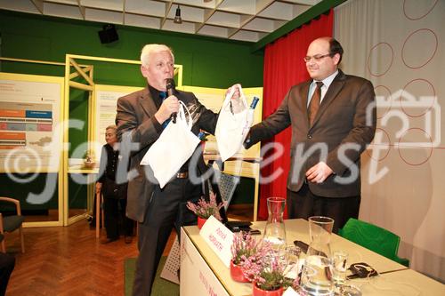 © fotodienst/Barbara Loschan – Wien, am 03.12.2012 – Die Rolle der Europäischen Zentralbank in der europäischen Wirtschaftspolitik: (Wien)  Gertrude Tumpel-Gugerell, ehemaliges Direktoriumsmitglied der Europäischen Zentralbank (EZB), spricht zur aktuellen Entwicklung in der europäischen Wirtschafts- und Währungspolitik. Moderation: Patrick Horvath (WIWIPOL); 
FOTO v.l.n.r.: Mag. Hans Hartweger, Direktor Österr. Gesellschafts- und Wirtschaftsmuseum; Patrick Horvath (WIWIPOL); 