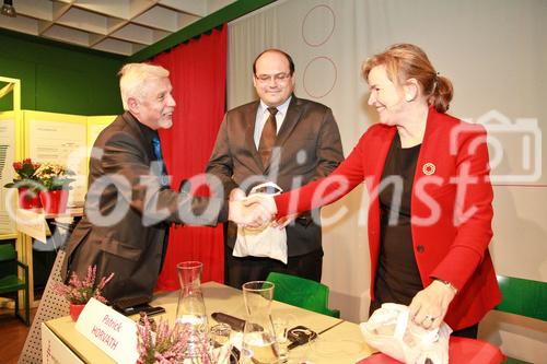 © fotodienst/Barbara Loschan – Wien, am 03.12.2012 – Die Rolle der Europäischen Zentralbank in der europäischen Wirtschaftspolitik: (Wien)  Gertrude Tumpel-Gugerell, ehemaliges Direktoriumsmitglied der Europäischen Zentralbank (EZB), spricht zur aktuellen Entwicklung in der europäischen Wirtschafts- und Währungspolitik. Moderation: Patrick Horvath (WIWIPOL); 
FOTO v.l.n.r.: Mag. Hans Hartweger, Direktor Österr. Gesellschafts- und Wirtschaftsmuseum; Patrick Horvath (WIWIPOL); Gertrude Tumpel-Gugerell, ehemaliges Direktoriumsmitglied der Europäischen Zentralbank (EZB); 