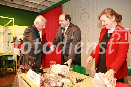 © fotodienst/Barbara Loschan – Wien, am 03.12.2012 – Die Rolle der Europäischen Zentralbank in der europäischen Wirtschaftspolitik: (Wien)  Gertrude Tumpel-Gugerell, ehemaliges Direktoriumsmitglied der Europäischen Zentralbank (EZB), spricht zur aktuellen Entwicklung in der europäischen Wirtschafts- und Währungspolitik. Moderation: Patrick Horvath (WIWIPOL); 
FOTO v.l.n.r.: Mag. Hans Hartweger, Direktor Österr. Gesellschafts- und Wirtschaftsmuseum; Patrick Horvath (WIWIPOL); Gertrude Tumpel-Gugerell, ehemaliges Direktoriumsmitglied der Europäischen Zentralbank (EZB); 