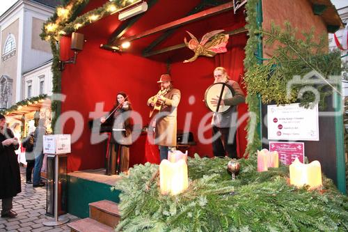 © fotodienst/Barbara Loschan – Wien, am 12.12.2012 – Gasslspieler-Konzert auf dem Altwiener Christkindlmarkt: Nach Jahren der intensiven Auseinandersetzung mit mittelalterlicher Musik arbeitete die Musikgruppe Gasslspieler im Herbst 07 an einem Weihnachtsprogramm. Ein Weihnachtsprogramm das einerseits durch die Auswahl der gespielten Stücke besticht, die von Volksliedern aus dem 15. Jhdt. über Kompositionen von Johann Sebastian Bach bis zu beliebten Klassikern wie Stille Nacht – Heilige Nacht reicht. Und andererseits durch den Klang der großteils selbstgebauten mittelalterlichen Instrumente bezaubert. Mehr Infos auf http://www.gasslspieler.at/
