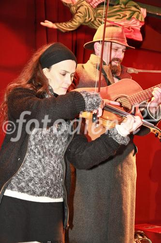 © fotodienst/Barbara Loschan – Wien, am 12.12.2012 – Gasslspieler-Konzert auf dem Altwiener Christkindlmarkt: Nach Jahren der intensiven Auseinandersetzung mit mittelalterlicher Musik arbeitete die Musikgruppe Gasslspieler im Herbst 07 an einem Weihnachtsprogramm. Ein Weihnachtsprogramm das einerseits durch die Auswahl der gespielten Stücke besticht, die von Volksliedern aus dem 15. Jhdt. über Kompositionen von Johann Sebastian Bach bis zu beliebten Klassikern wie Stille Nacht – Heilige Nacht reicht. Und andererseits durch den Klang der großteils selbstgebauten mittelalterlichen Instrumente bezaubert. Mehr Infos auf http://www.gasslspieler.at/
